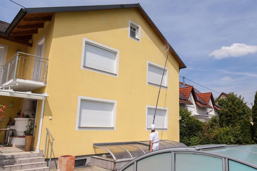 Collaborateur de GRB Rénovation nettoyant une façade